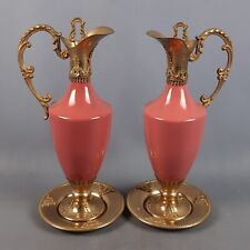 Bottiglie Pubblicitarie Stock Ottone Dorato E Ceramica Rosa Con Piatti Vintage