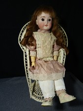 Poupée ancienne avec Fauteuil