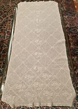 Tenda color beige, lavorata a