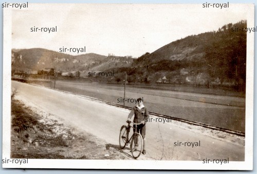 Giovane con bicicletta del