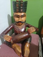scultura legno massello dipinto a mano musico indiano musicista