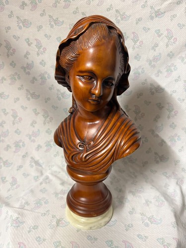Busto ragazza scolpito in - di,