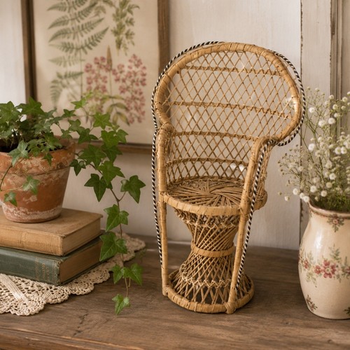 Piccola bambola pavone vintage