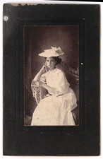 Bella ragazza vestita di