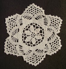 CENTRO CENTRINO VINTAGE LAVORATO ALL'UNCINETTO ANNI '80 diam. cm.15