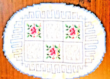 SPLENDIDO  CENTRINO RICAMO PUNTO CROCE FIORI E GRECA cm 20x30  ARTIGIANALE