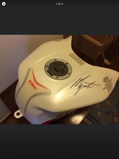 Serbatoio moto MV AGUSTA autografato da Giacomo Agostini