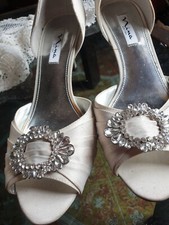 Decolletè open toe NINA NEW YORK comode raso crema fibbia strass