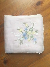 Prezioso porta lingerie porta fazzoletti in lino e raso rosa ricamato a mano.