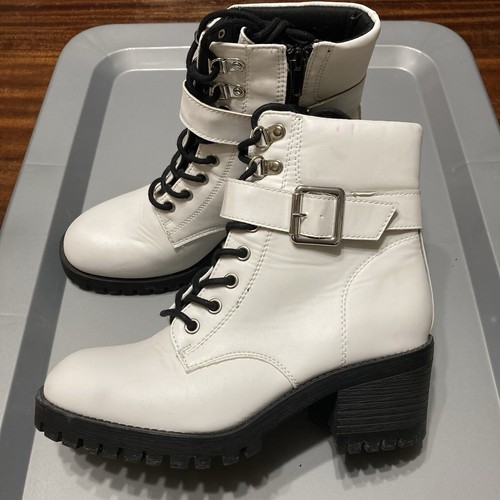 Scarpe stivaletti stringati