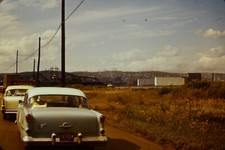 BACKEND DEL 1954 OLDMOBILE SUPER 88 NEL TRAFFICO, DIAPOSITIVA FOTOGRAFICA anni '50