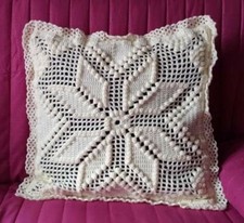 Cuscino all'uncinetto fatto a