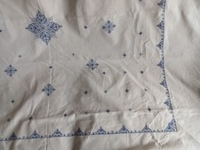 bella tovaglia  ricamata quadrata