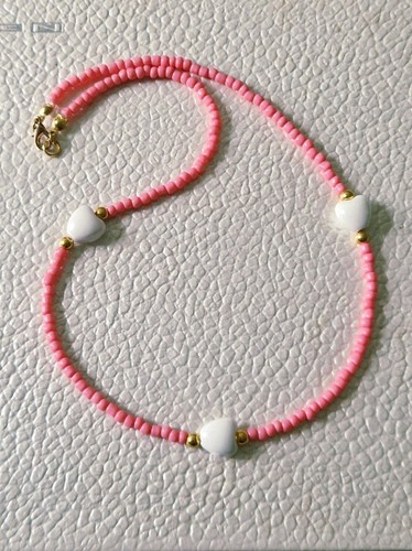 Collana rosa con - perline, cuori
