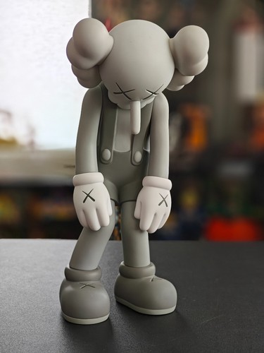 Figurina kaws small lie - kaws,