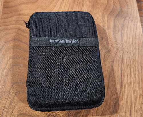 Earphone carrying case