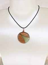 Collana con ciondolo in legno di ulivo e resina, fatta a mano 2CoUlRe