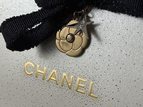 Chanel ciondolo charm camelia