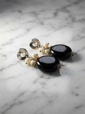 Orecchini in Onice Nero e Grappolo di Perle di Fiume