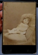 ANTICA FOTO CARTONATA ANNI '30 - BAMBINA SU DIVANETTO - 