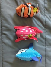 Confezione 3 NUOVI Peluche Motorizzato Zhu Zhu Acquario Animali Butch, Finnegan, Namazu