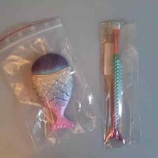 Lot two brushes make face - lot,