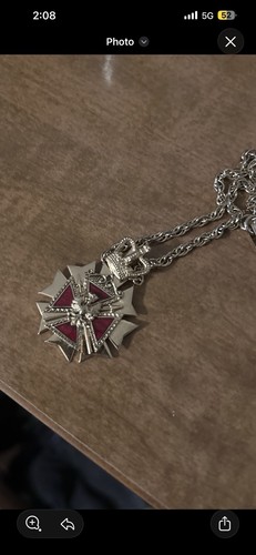 Collana con ciondolo ispirato