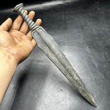 Spada corta antica unica in bronzo con incisioni sul manico