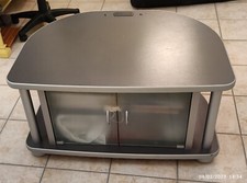 Carrello porta TV con ruote e sportelli anteriori stile moderno.