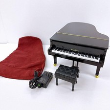 Pianoforte a coda nero in