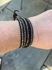Bracciale lungo CHAN LUU in pelle nera con perline dorate avvolgente
