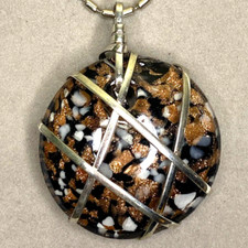 Collana con ciondolo in vetro tondo MURANO grandi macchie di rame nero filo bianco avvolto