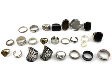 Lotto 24 Anelli VARIE Taglie FORME MISURE Stile in Acciaio Metallo Vintage