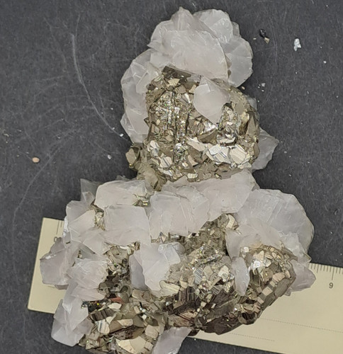 Pirite con calcite - di, mangano