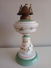Antico Lume in vetro opalina con decori fiori e farfalle. Lampada petrolio.