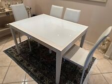 tavolo allungabile bianco con piano in vetro opacizzato