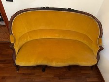 Divanetto antico in noce, in stile Luigi Filippo, velluto senape  (169×89×92 cm)