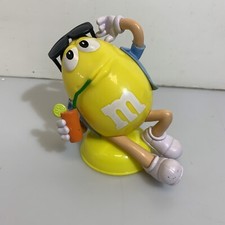 Gadget M&M giallo in spiaggia con bibita e occhiali 10cm