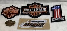 Lotto di cinque (5) toppe adesive e spilla Harley Davidson