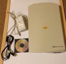 HP SCANJET 3300C Flatbed COLOR SCANNER C7680A con cavo di alimentazione e CD software