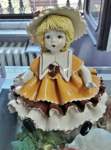 Statua bambola ceramica