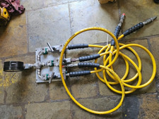 Unità di pressione manuale Enerpac per 3 applicazioni di pressione contemporaneamente