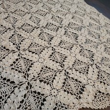 Tovaglia bianca all'uncinetto