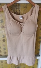 Canotta modellante (shapewear) con coppe preformate integrate