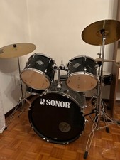 batteria acustica, usata ma in buone condizioni con set dei 3 piatti principali