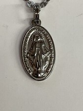 Collana con ciondolo ovale in