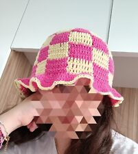 Cappello fatto a mano all'uncinetto