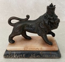 LEONE IN METALLO SU BASE DI