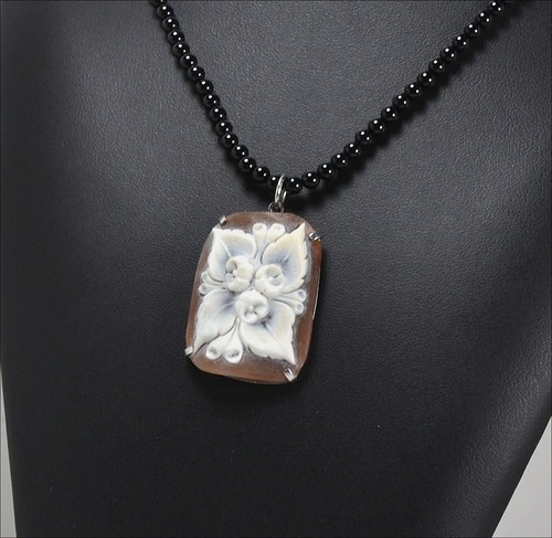 Collana con ciondolo - con, in
