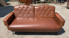 DIVANO DI SESIGNER DEGLI ANNI 60, CON STRUTTURA IN FERRO  RICOPERTO IN ECO PELLE